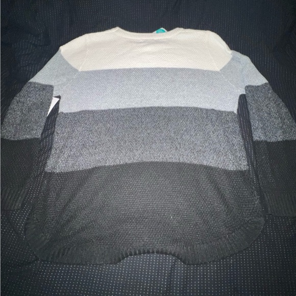 Pink Clover Textured Sweater - Picture 2 of 3